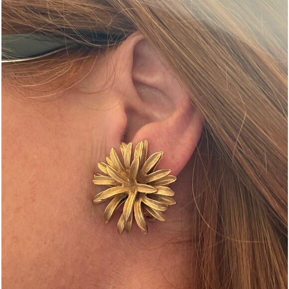 Mid century gold tone flower clip on earings - Picture 2 of 10